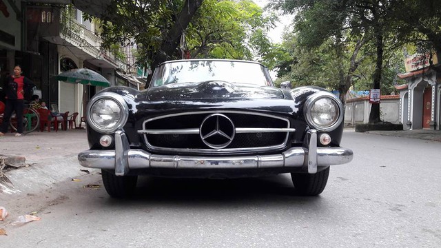 Hàng hiếm Mercedes-Benz 190SL của đại gia Ninh Bình tái xuất trên phố - Ảnh 1.