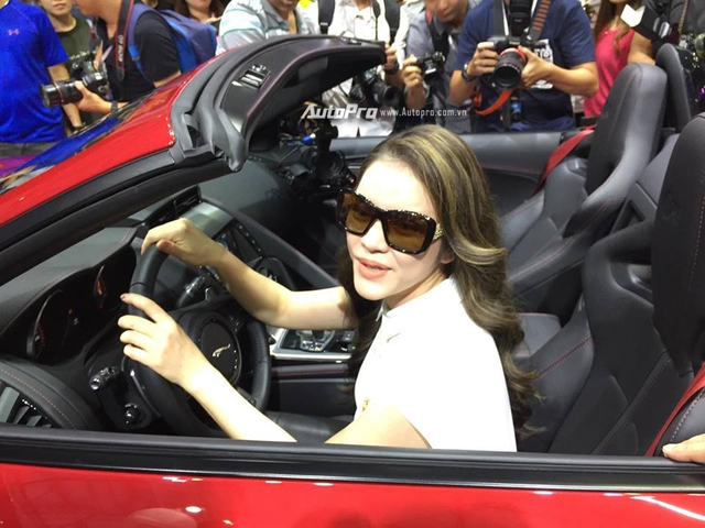 Sau Rolls-Royce Ghost EWB, Lý Nhã Kỳ tậu xe thể thao Jaguar F-Type R Convertible trị giá 12,6 tỷ Đồng - Ảnh 3. Sau Rolls-Royce Ghost EWB, Lý Nhã Kỳ tậu xe thể thao Jaguar F-Type R Convertible trị giá 12,6 tỷ Đồng - Ảnh 3.