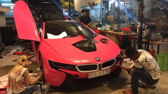 BMW i8 của hot girl Sài thành lại thay áo màu cá tính