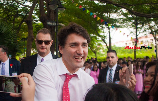 Mục sở thị đoàn xe đưa Thủ tướng Canada thăm TP. HCM - Ảnh 2.