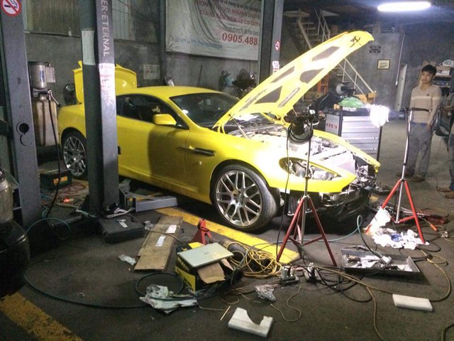 Aston Martin DB9 từng được đồn là quà sinh nhật của hot girl Andrea Aybar bị tháo tung - Ảnh 1.