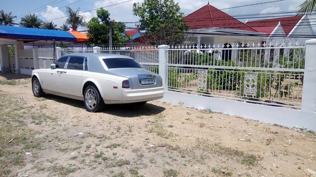 Rolls-Royce Phantom của đại gia Trung Nguyên bị vặt logo - Ảnh 2.