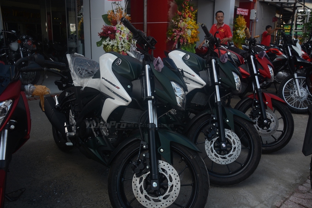 Cận cảnh lô xe côn tay Yamaha V-Ixion R 2017 mới về Việt Nam, giá hơn 70 triệu Đồng - Ảnh 4.