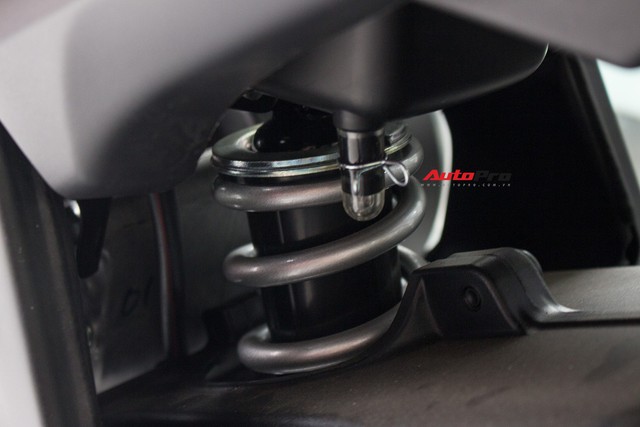 Yamaha R15 bất ngờ xuất hiện tại đại lý chính hãng, giá hơn 90 triệu đồng - Ảnh 10. Yamaha R15 bất ngờ xuất hiện tại đại lý chính hãng, giá hơn 90 triệu đồng - Ảnh 10.