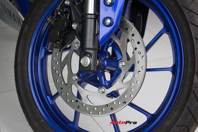Yamaha R15 bất ngờ xuất hiện tại đại lý chính hãng, giá hơn 90 triệu đồng - Ảnh 6. Yamaha R15 bất ngờ xuất hiện tại đại lý chính hãng, giá hơn 90 triệu đồng - Ảnh 6.