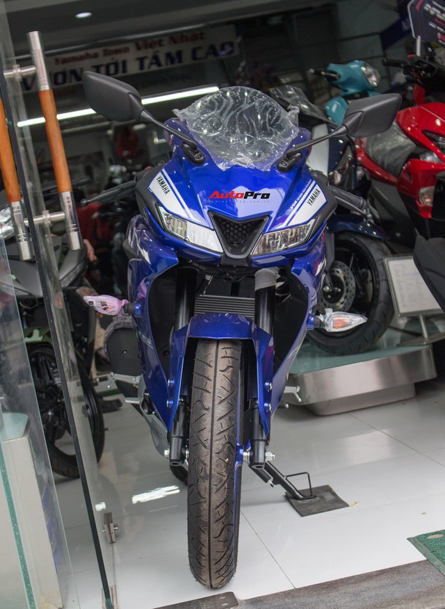 Yamaha R15 bất ngờ xuất hiện tại đại lý chính hãng, giá hơn 90 triệu đồng - Ảnh 2. Yamaha R15 bất ngờ xuất hiện tại đại lý chính hãng, giá hơn 90 triệu đồng - Ảnh 2.