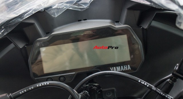 Yamaha R15 bất ngờ xuất hiện tại đại lý chính hãng, giá hơn 90 triệu đồng - Ảnh 8. Yamaha R15 bất ngờ xuất hiện tại đại lý chính hãng, giá hơn 90 triệu đồng - Ảnh 8.