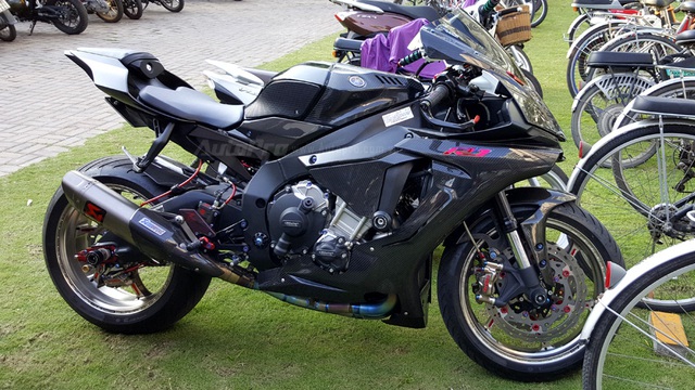 Lạ mắt với chiếc Yamaha YZF-R1 "độ" thân vỏ bằng sợi carbon tại Sài thành