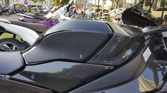Lạ mắt với chiếc Yamaha YZF-R1 độ thân vỏ bằng sợi carbon tại Sài thành  - Ảnh 13.