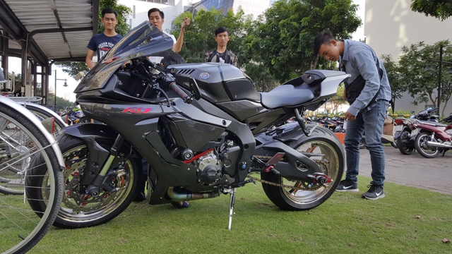 Lạ mắt với chiếc Yamaha YZF-R1 độ thân vỏ bằng sợi carbon tại Sài thành  - Ảnh 1.