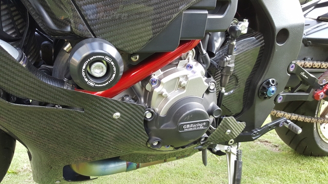 Lạ mắt với chiếc Yamaha YZF-R1 độ thân vỏ bằng sợi carbon tại Sài thành  - Ảnh 11.