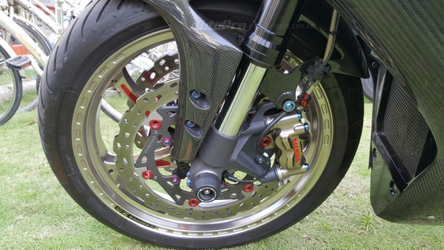 Lạ mắt với chiếc Yamaha YZF-R1 độ thân vỏ bằng sợi carbon tại Sài thành  - Ảnh 6.