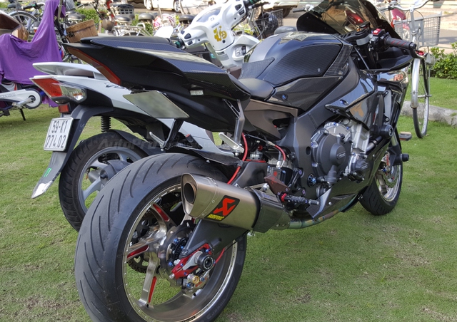Lạ mắt với chiếc Yamaha YZF-R1 độ thân vỏ bằng sợi carbon tại Sài thành  - Ảnh 3.