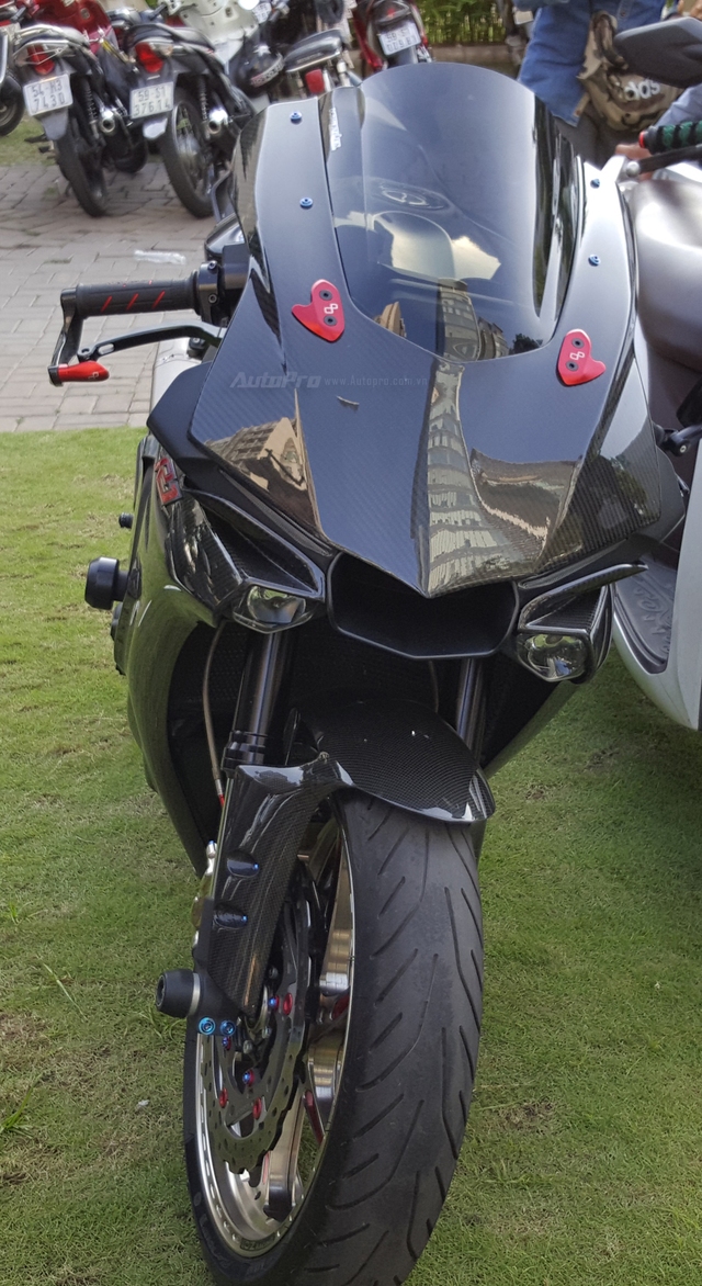 Lạ mắt với chiếc Yamaha YZF-R1 độ thân vỏ bằng sợi carbon tại Sài thành  - Ảnh 2.