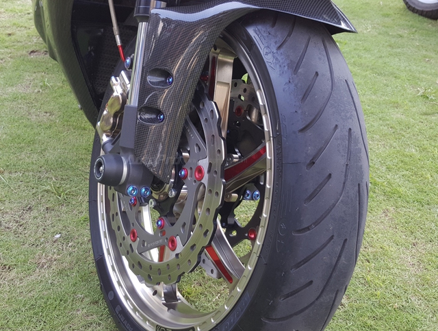 Lạ mắt với chiếc Yamaha YZF-R1 độ thân vỏ bằng sợi carbon tại Sài thành  - Ảnh 9.