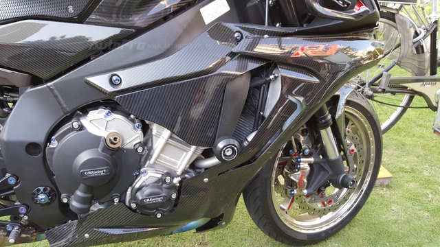 Lạ mắt với chiếc Yamaha YZF-R1 độ thân vỏ bằng sợi carbon tại Sài thành  - Ảnh 5.