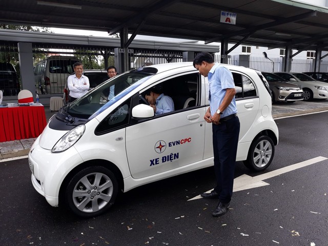 Chạy thử ô tô điện và trạm sạc nhanh đầu tiên tại Việt Nam - Ảnh 1.