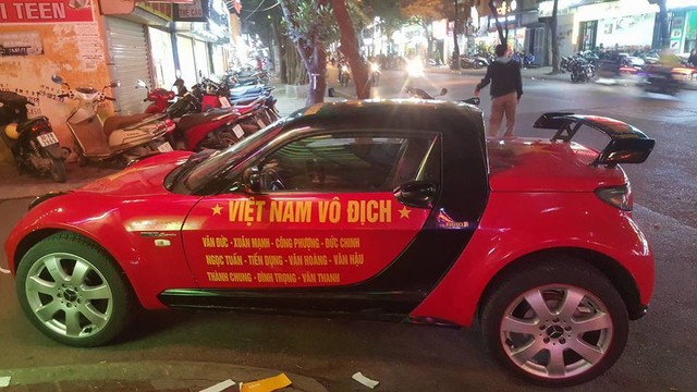 Ô tô khắp Việt Nam dán decal cầu mong U23 vô địch châu Á - Ảnh 2.