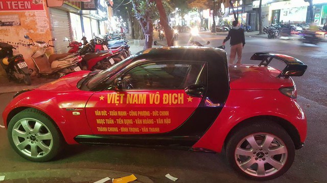 Ô tô khắp Việt Nam dán decal cầu mong U23 vô địch châu Á - Ảnh 2. Ô tô khắp Việt Nam dán decal cầu mong U23 vô địch châu Á - Ảnh 2.