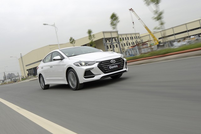 Đấu Mazda3, Hyundai Elantra Sport giá 729 triệu đồng tại Việt Nam - Ảnh 4.