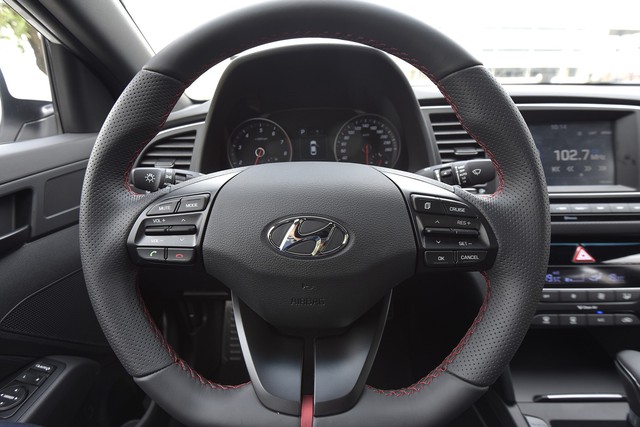 Đấu Mazda3, Hyundai Elantra Sport giá 729 triệu đồng tại Việt Nam - Ảnh 13.