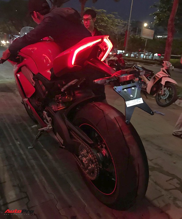 Biker Hà Nội chi tiền tỷ tậu Ducati Panigale V4 S đầu tiên tại Việt Nam - Ảnh 4.