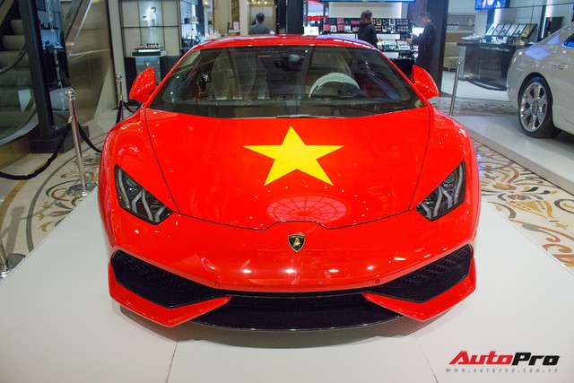 Lamborghini Huracan chính hãng dán tem cờ đỏ sao vàng cổ vũ U23 Việt Nam - Ảnh 2.