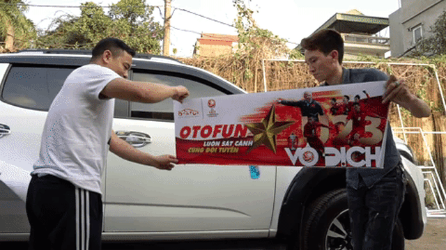 Ủng hộ U23 Việt Nam, doanh nghiệp Việt dán decal ô tô, xe máy miễn phí