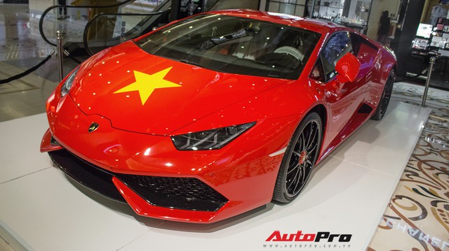 Lamborghini Huracan chính hãng dán tem cờ đỏ sao vàng cổ vũ U23 Việt Nam