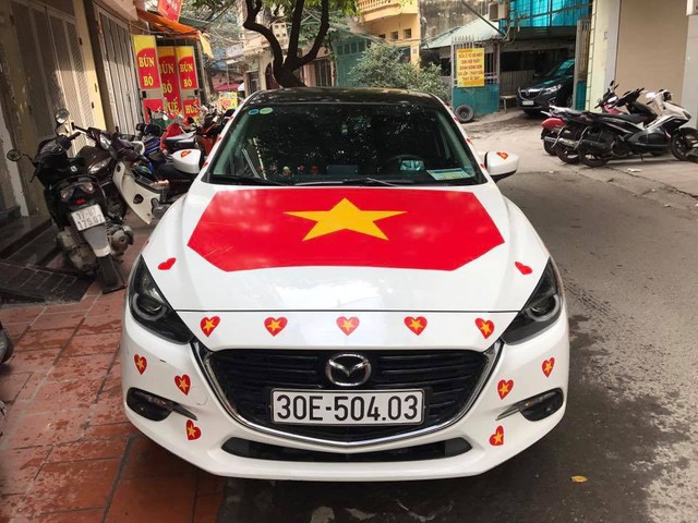 Dán decal như phá xe - ủng hộ U23 Việt Nam thì đúng sai không còn quan trọng - Ảnh 3.