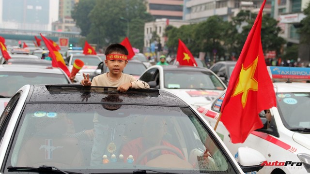 Hàng chục chiếc Chevrolet diễu hành quanh Hà Nội ủng hộ U23 Việt Nam - Ảnh 11.