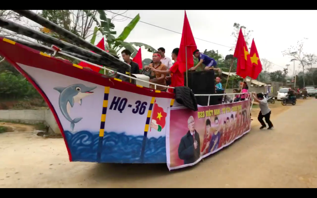 Người dân quê hương thủ môn Bùi Tiến Dũng tự chế xe cổ động U23 Việt Nam  - Ảnh 1.