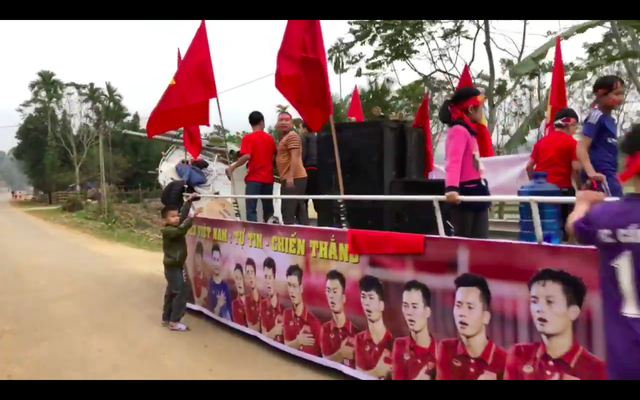 Người dân quê hương thủ môn Bùi Tiến Dũng tự chế xe cổ động U23 Việt Nam  - Ảnh 3.