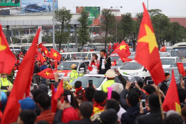 Mắc kẹt trên đường, cô dâu và chủ rể mở cửa sổ trời ô tô hoà cùng dòng người mừng U23 Việt Nam về nước - Ảnh 5.