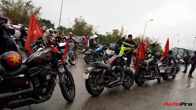 Hơn 60 xe Harley-Davidson tiền tỷ dẫn đoàn U23 Việt Nam tại Hà Nội - Ảnh 4.