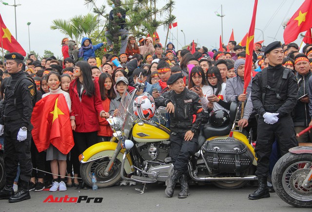 Dàn xe Harley-Davidson đón đội tuyển bóng đá nam U23 Việt Nam về nước - Ảnh 15.