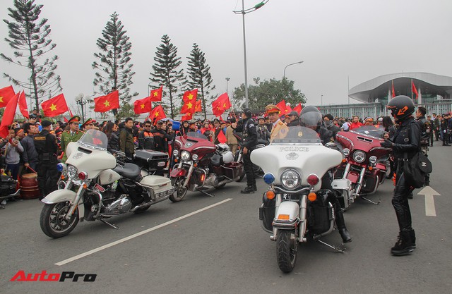Dàn xe Harley-Davidson đón đội tuyển bóng đá nam U23 Việt Nam về nước - Ảnh 14.