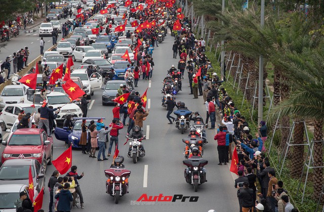 Dàn xe Harley-Davidson đón đội tuyển bóng đá nam U23 Việt Nam về nước - Ảnh 24.