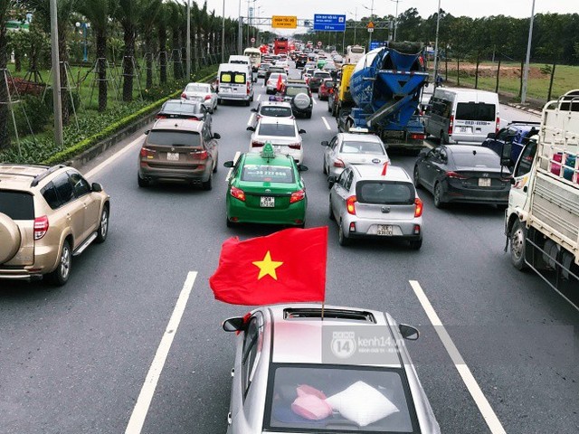 Chùm ảnh: Người hâm mộ đổ xô đi đón U23 Việt Nam, đường đến sân bay Nội Bài ngập tràn sắc cờ bay - Ảnh 17.
