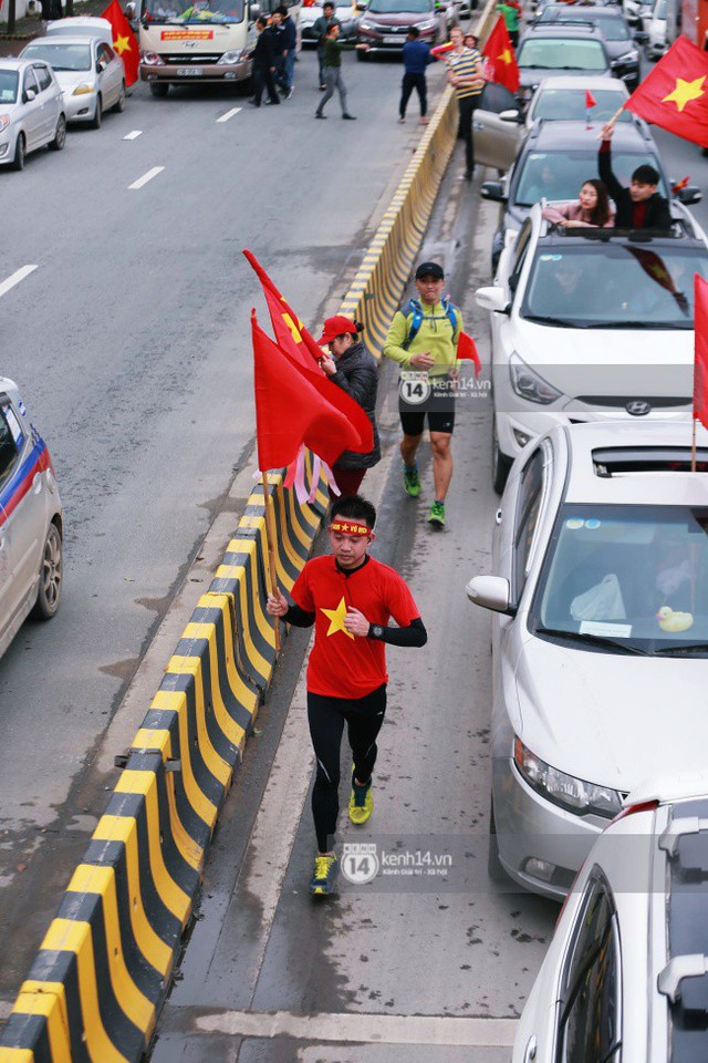 Chùm ảnh: Người hâm mộ đổ xô đi đón U23 Việt Nam, đường đến sân bay Nội Bài ngập tràn sắc cờ bay - Ảnh 3. Chùm ảnh: Người hâm mộ đổ xô đi đón U23 Việt Nam, đường đến sân bay Nội Bài ngập tràn sắc cờ bay - Ảnh 3.