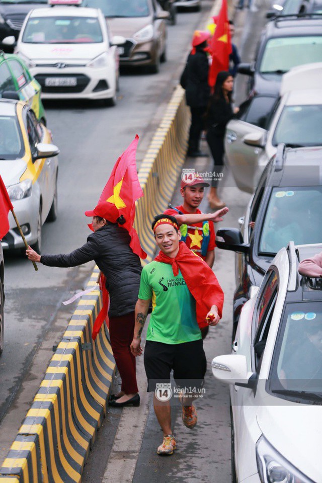Chùm ảnh: Người hâm mộ đổ xô đi đón U23 Việt Nam, đường đến sân bay Nội Bài ngập tràn sắc cờ bay - Ảnh 4. Chùm ảnh: Người hâm mộ đổ xô đi đón U23 Việt Nam, đường đến sân bay Nội Bài ngập tràn sắc cờ bay - Ảnh 4.