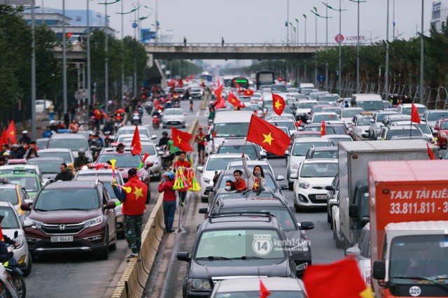 Chùm ảnh: Người hâm mộ đổ xô đi đón U23 Việt Nam, đường đến sân bay Nội Bài ngập tràn sắc cờ bay - Ảnh 8. Chùm ảnh: Người hâm mộ đổ xô đi đón U23 Việt Nam, đường đến sân bay Nội Bài ngập tràn sắc cờ bay - Ảnh 8.
