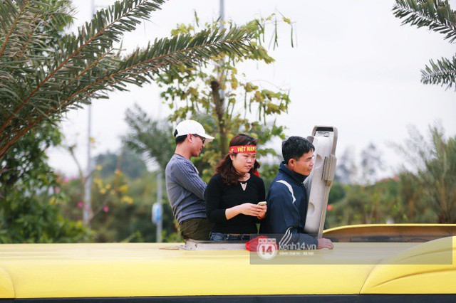 Chùm ảnh: Người hâm mộ đổ xô đi đón U23 Việt Nam, đường đến sân bay Nội Bài ngập tràn sắc cờ bay - Ảnh 9. Chùm ảnh: Người hâm mộ đổ xô đi đón U23 Việt Nam, đường đến sân bay Nội Bài ngập tràn sắc cờ bay - Ảnh 9.