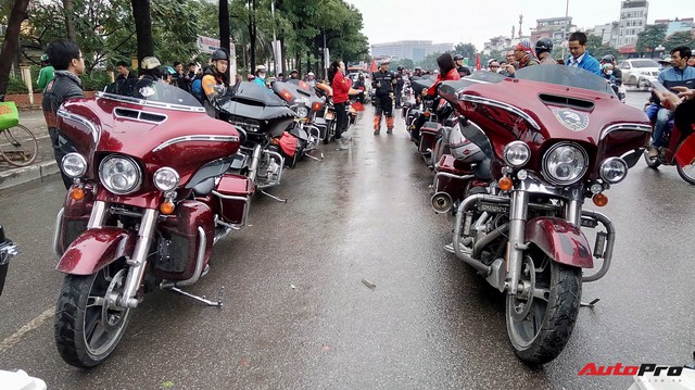 Hơn 60 xe Harley-Davidson tiền tỷ dẫn đoàn U23 Việt Nam tại Hà Nội