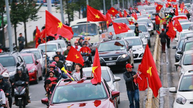 Chùm ảnh: Người hâm mộ đổ xô đi đón U23 Việt Nam, đường đến sân bay Nội Bài ngập tràn sắc cờ bay
