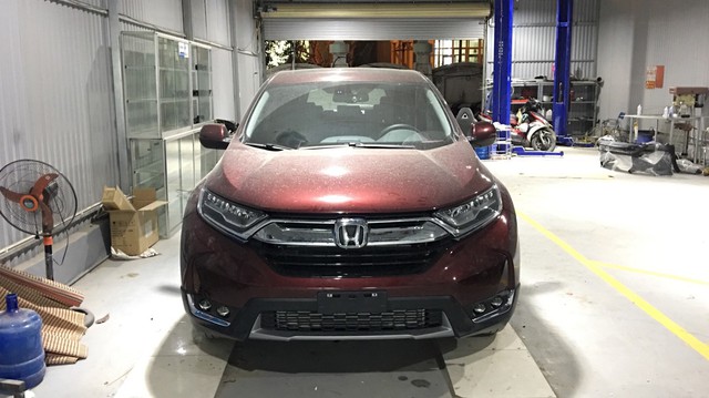 Vừa ra khỏi đại lý, chủ Honda CR-V 2018 đưa ngay xe đi độ đèn vì chưa hài lòng với ánh sáng