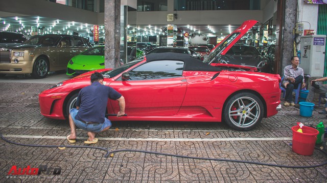 "Hàng hiếm" Ferrari F430 Spider tháo bánh lau chùi trên vỉa hè Sài Gòn