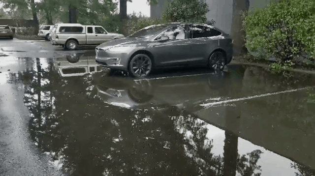 Không ngại ướt giày khi đỗ xe ở vũng nước với tính năng này của Tesla