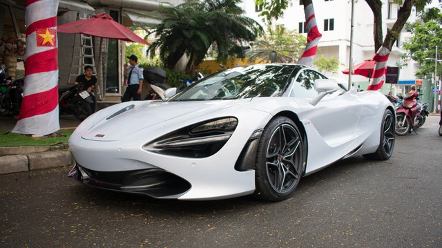 Siêu xe McLaren 720S độc nhất vô nhị bất ngờ xuất hiện tại Sài Gòn