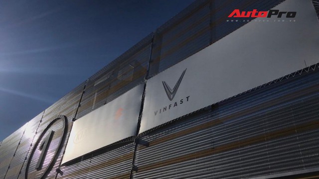 VinFast gấp rút chuẩn bị sân khấu đầy bí ẩn cho màn ra mắt lịch sử tại Paris Motor Show 2018